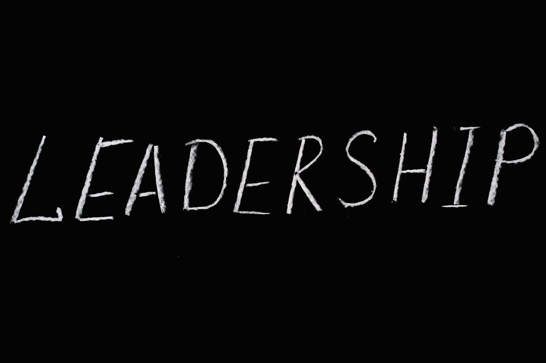 Różnice między liderstwem a zarządzaniem w organizacji